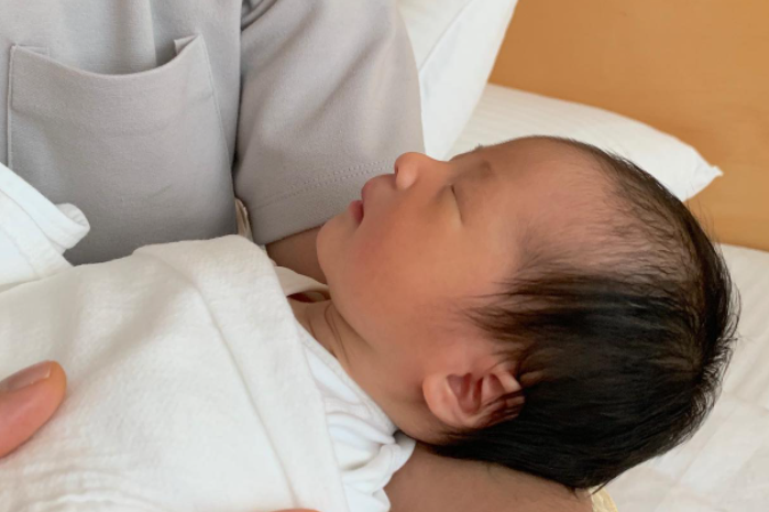 山东青岛客人持十年有效B2签证赴美顺利生产7斤小女宝
